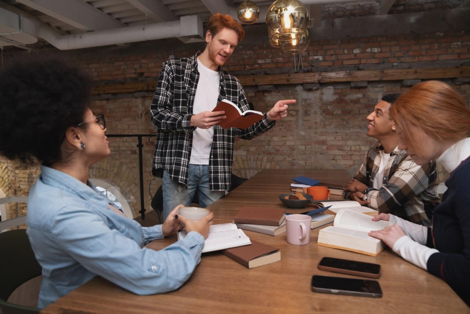 Profesionales trabajando en análisis financiero